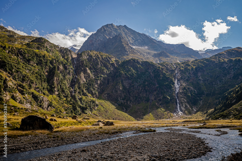 Φωτογραφία View of the plateau near sulzenaualm in the stubai valley