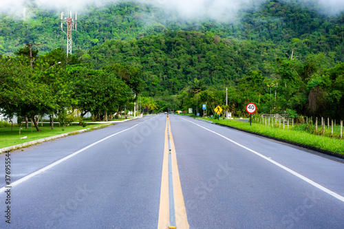 Rodovia simples asfaltada com vegetação aos lados