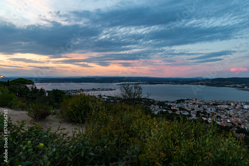 Vue sur l'Etang de Thau au coucher de soleil depuis le sommet du Mont Saint-Clair à Sète (Occitanie, France)