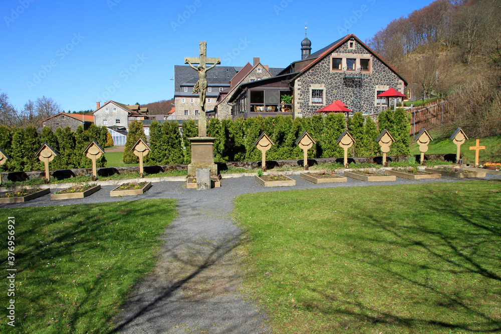 Ruhestaette der Moenche auf dem Klosterfriedhof des Kreuzberger Klosters. Rhoen, Bischofsheim, Bayern, Deutschland, Europa