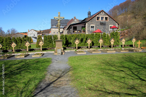 Ruhestaette der Moenche auf dem Klosterfriedhof des Kreuzberger Klosters. Rhoen, Bischofsheim, Bayern, Deutschland, Europa