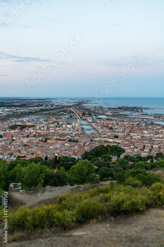 Vue sur la ville de Sète depuis les hauteurs du Mont Saint-Clair (Occitanie, France)