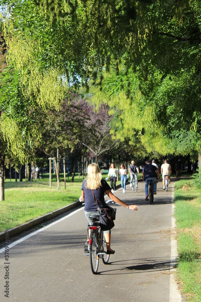 Pedalare in bicicletta nel parco della città