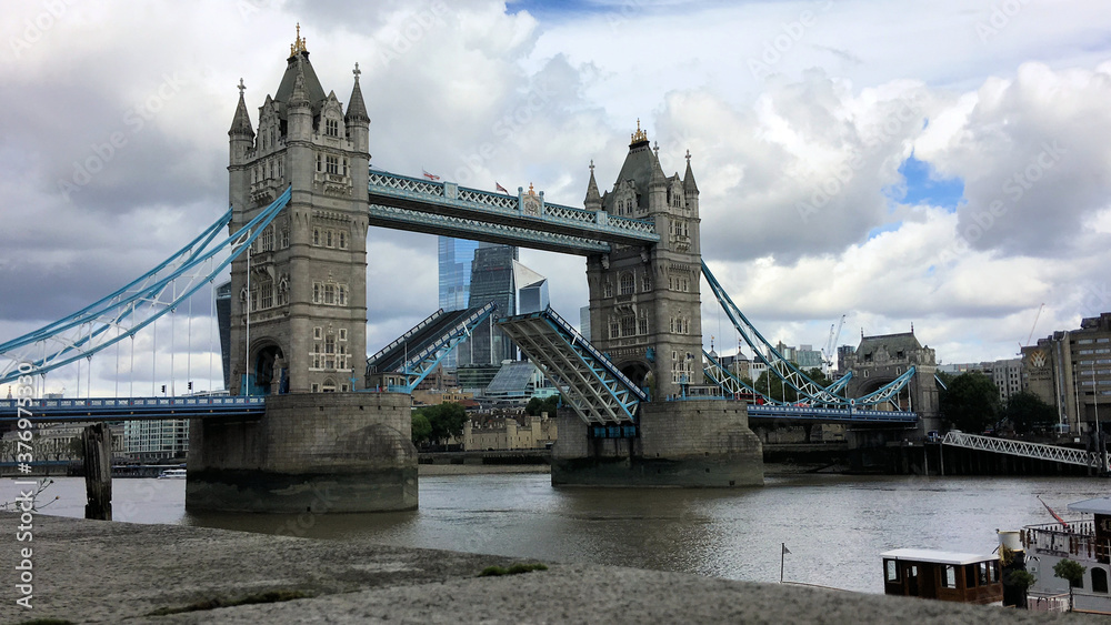 Fototapeta premium tower bridge in london open up