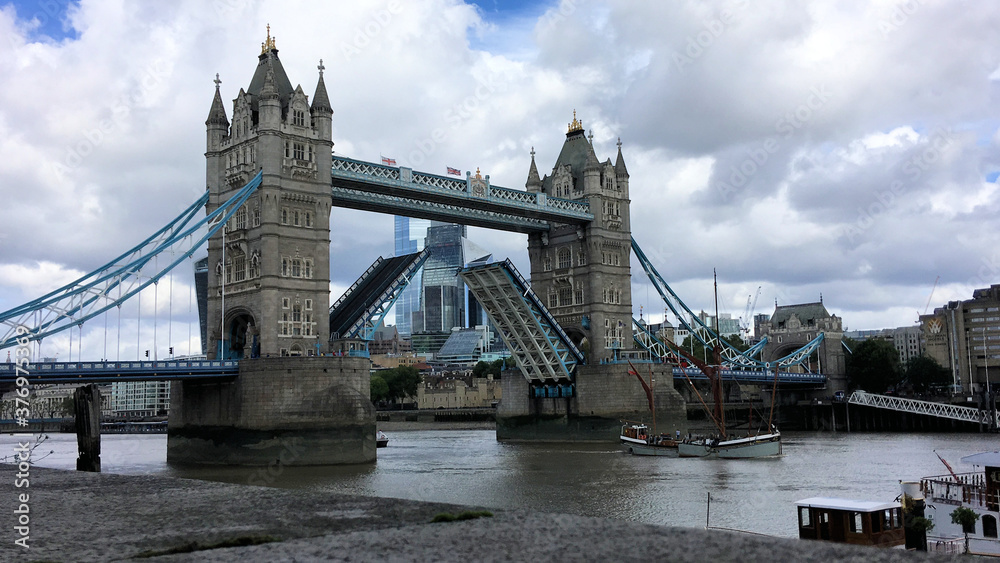 tower bridge in london open up