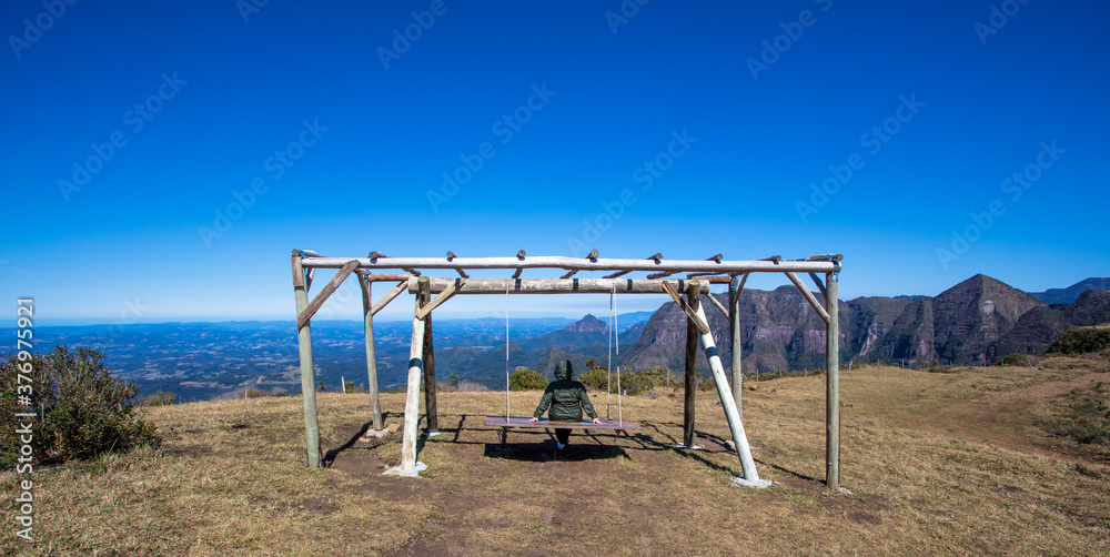 Paisagem com horizonte e mulher no balanço Paisagem com horizonte e mulher no balanço