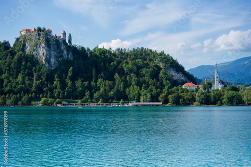 Bleder Burg Veldes in Slowenien / Mark Krain über dem türkisen Bleder See umgeben von grünen Bäumen im Sommer