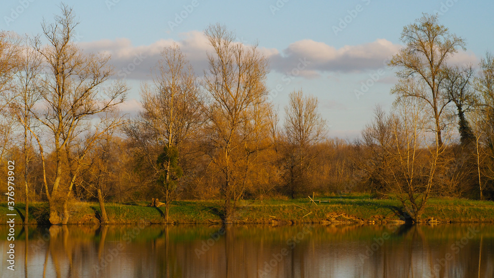 Lac de Nerbis, mis en valeur par le coucher de soleil Lac de Nerbis, mis en valeur par le coucher de soleil