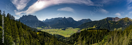 Ehrwald in Tirol vor der Zugspitze