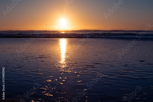 Sonnenuntergang am Meer  schwarzer Sand