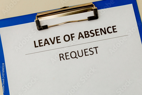 Foto Leave of absence request on the tablet at the table