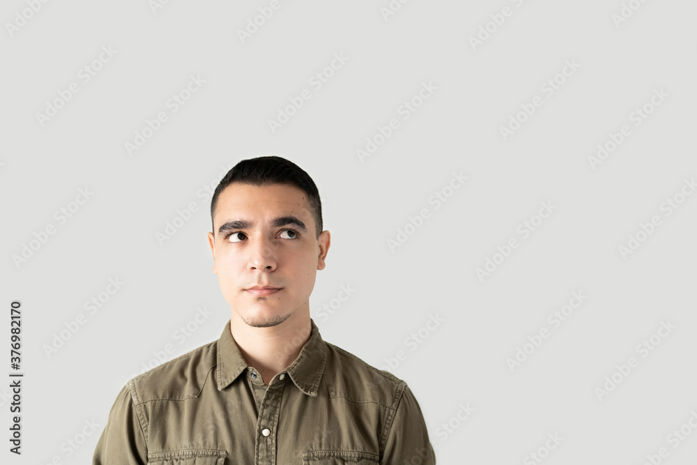 Obraz premium Man trying to put his thoughts in order