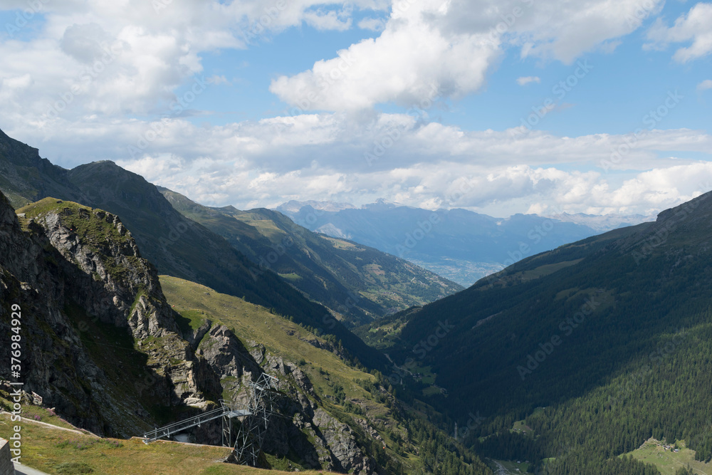 Fototapeta premium Montagne- autour de lac de dix- Barrage de la Grande-Dixence, en suisse