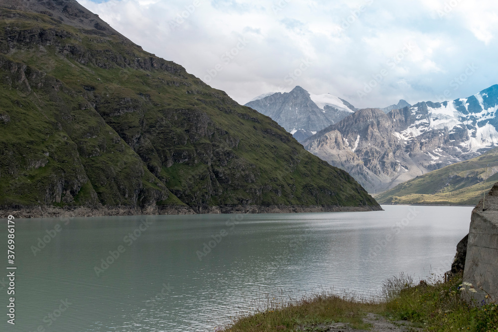 lac de dix en suisse