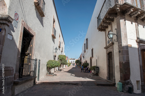 Calles céntricas de Querétaro, Mexico Querétaro es considerada la ciudad industrial del centro del país. Su arquitectura es colonial.