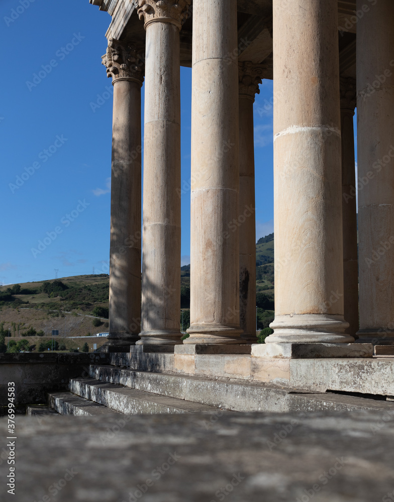 Columnas de templo de estilo griego