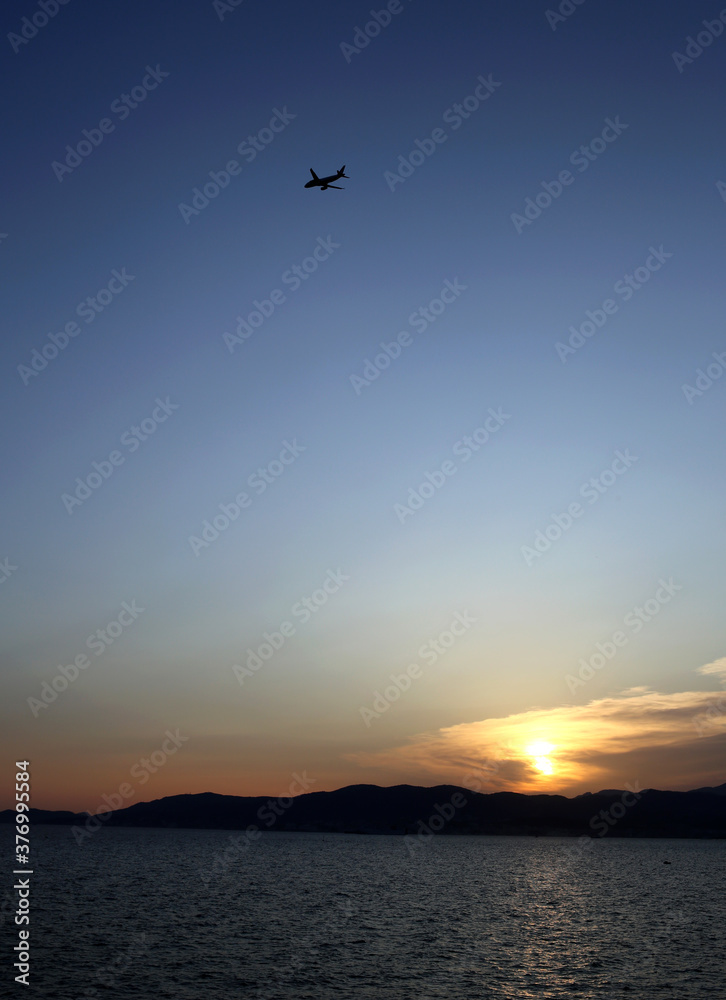 パルマ（マジョルカ、スペイン）の夕空に浮かぶ飛行機