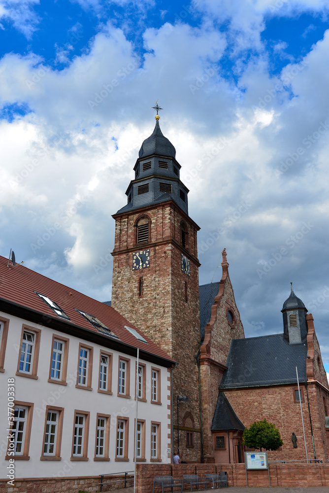 Volksschule und Katholische Pfarrkirche St. Margaretha in Kahl am Main