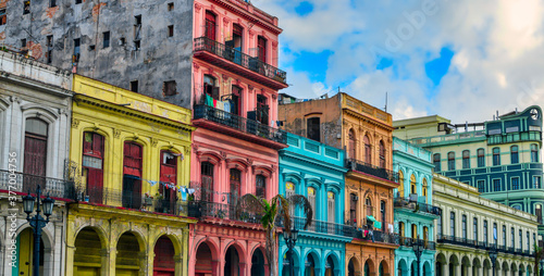 Beautiful architecture in La Havana, colourful buildings © Pierre vincent