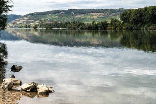 Flusslandschaft im Mittelrheintal