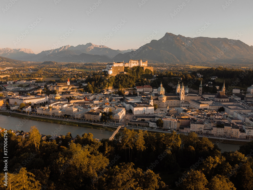 Fototapeta premium Salzburg Altstadt, Aerial, Salzach, Untersberg, Festung Hohensalzburg, Kapuzinerberg