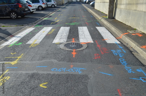 Marquage au sol pour futur travaux de voirie. (France)