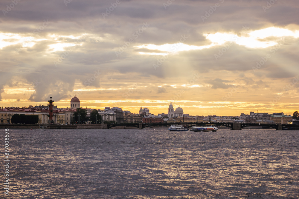 Fototapeta premium sun breaks through the clouds saint petersburg europe museum landmark
