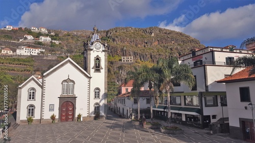 Madère, égilse d'Arco de Calehta sous la levada Paul Da Serra