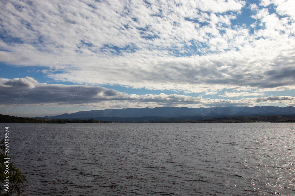 Obraz premium Blue lake with a cloudy sky