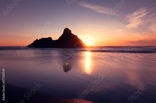 Sonnenuntergang, Surfer Silhouette am Kare Kare Strand in Neuseeland