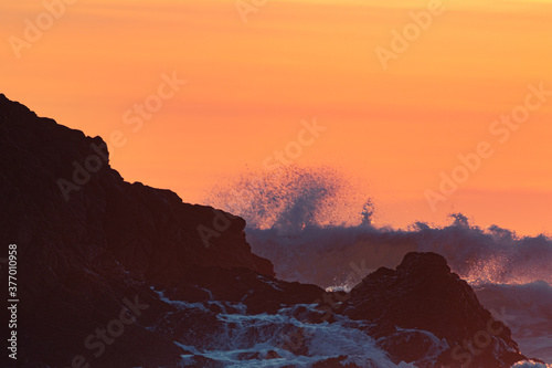 Sonnenuntergang, Surfer Silhouette am Kare Kare Strand in Neuseeland