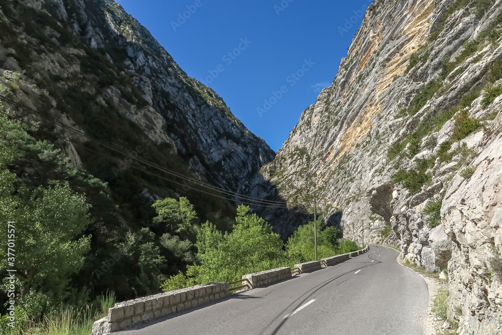 Fototapeta premium Paved roads crossing the beautiful region of the Verdon gorge, between mountains and canyon, Provence-Alpes-Côte d'Azur region, Alpes de Haute Provence, France