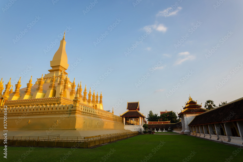 Naklejka premium That-Luang Golden Pagoda in Vientiane, Laos. Pha That Luang at Vientiane. sky background beautiful.