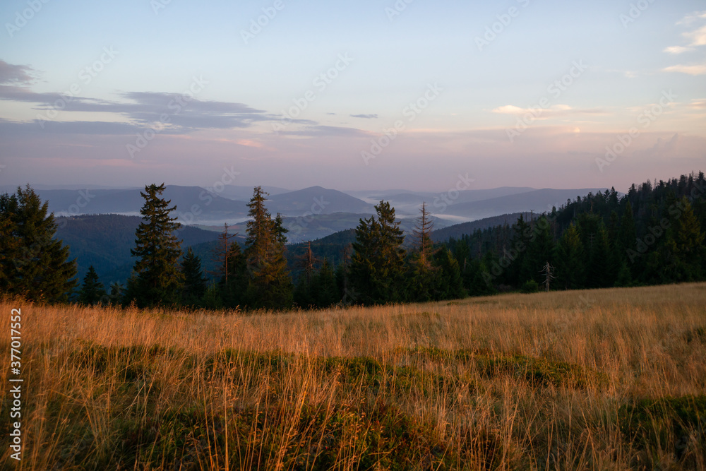 Beskid wyspowy, widok z czoła Turbacza