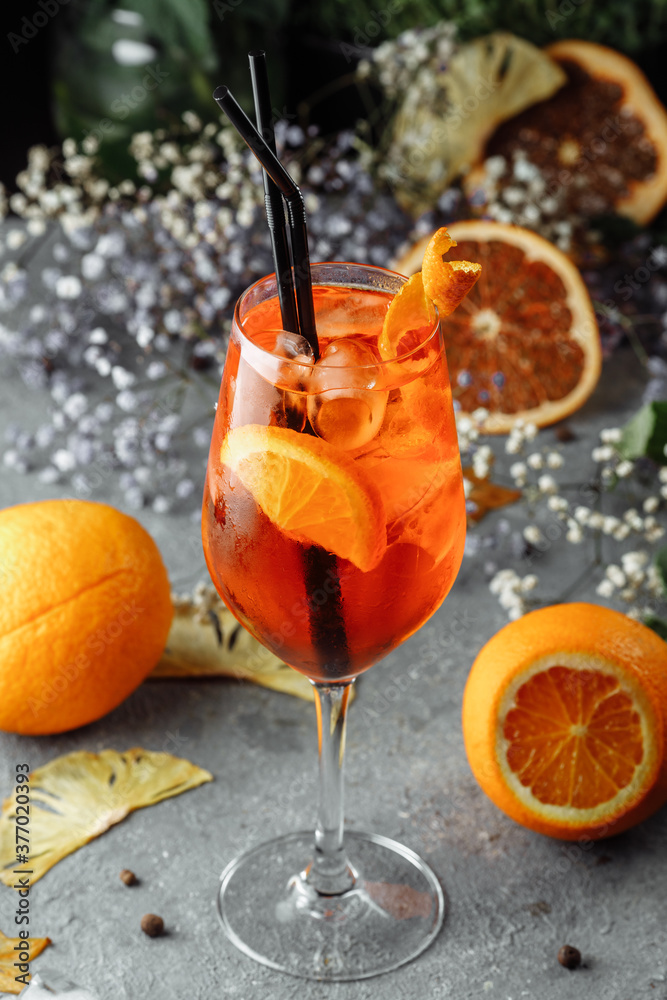 Φωτογραφία Aperol spritz cocktail on a gray concrete background
