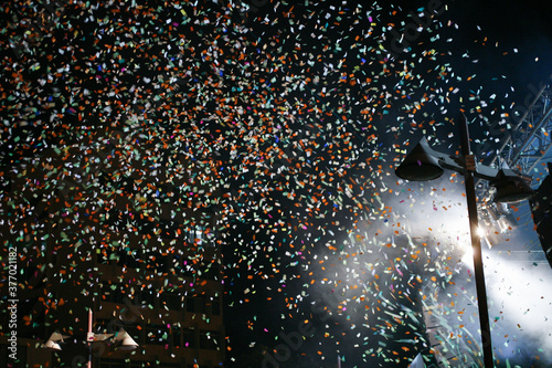 Confeti colorido disperso en el aire