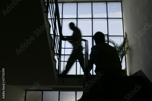 siluetas de gente subiendo las escaleras