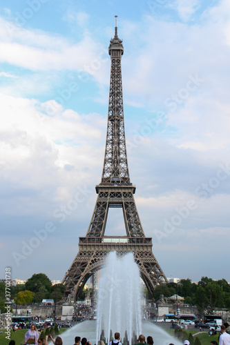 Torre Eiffel in Paris, France © Suzano