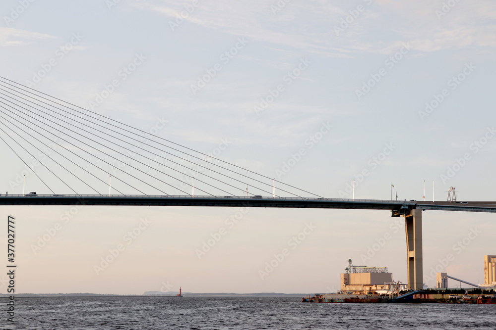 海と大きい橋