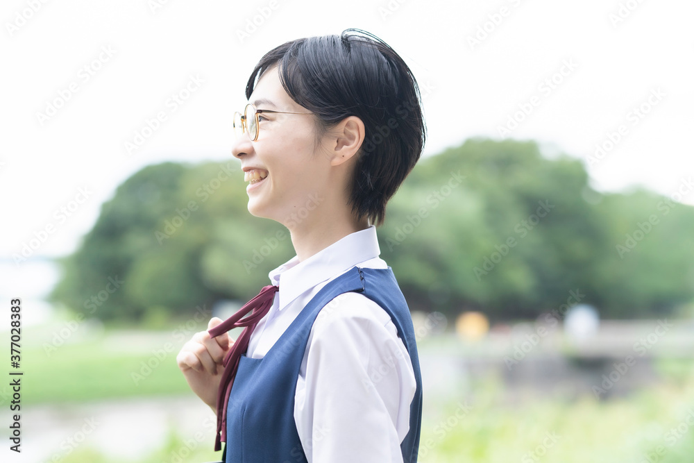 Obraz premium 笑顔で通学する女子高生