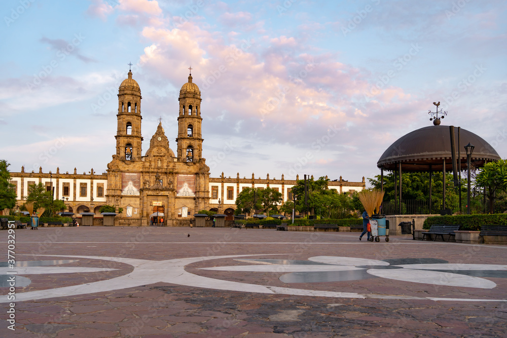 Basílica de Zapopan Jalisco en horas de la mañana con su personal de aseo.	