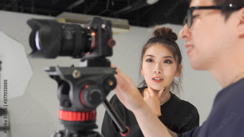 撮った動画を確認する映像カメラマンと被写体の女性 Stock 写真 Adobe Stock
