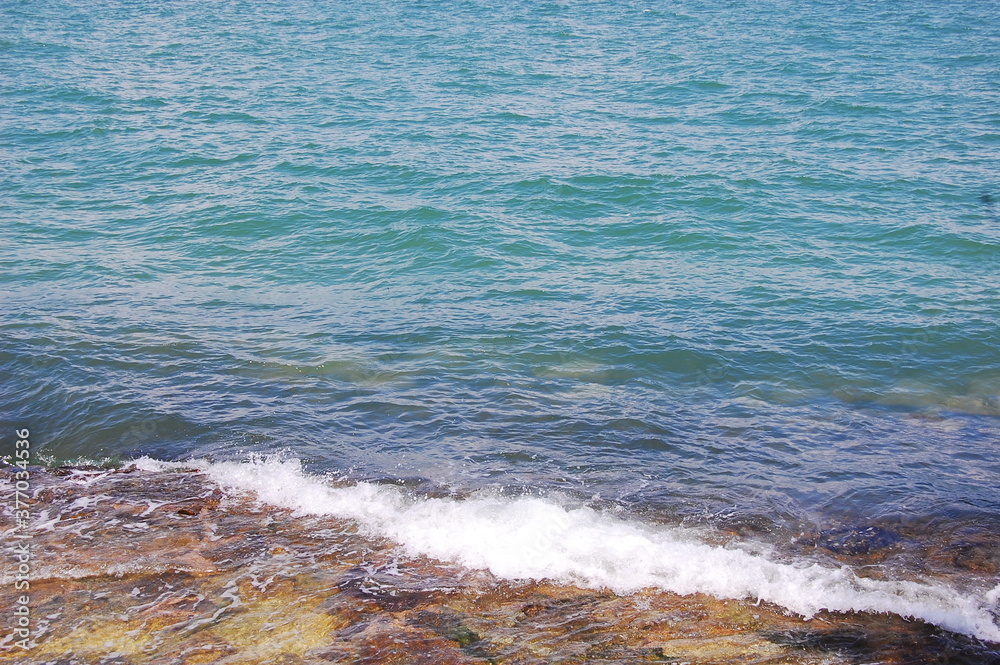 トロピカルアイランドのビーチの波打ち際