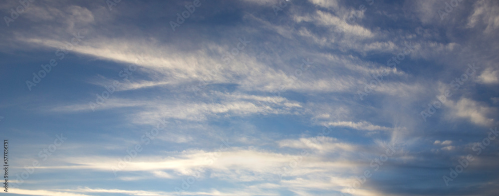 Cielo azul panorámico en el atardecer 