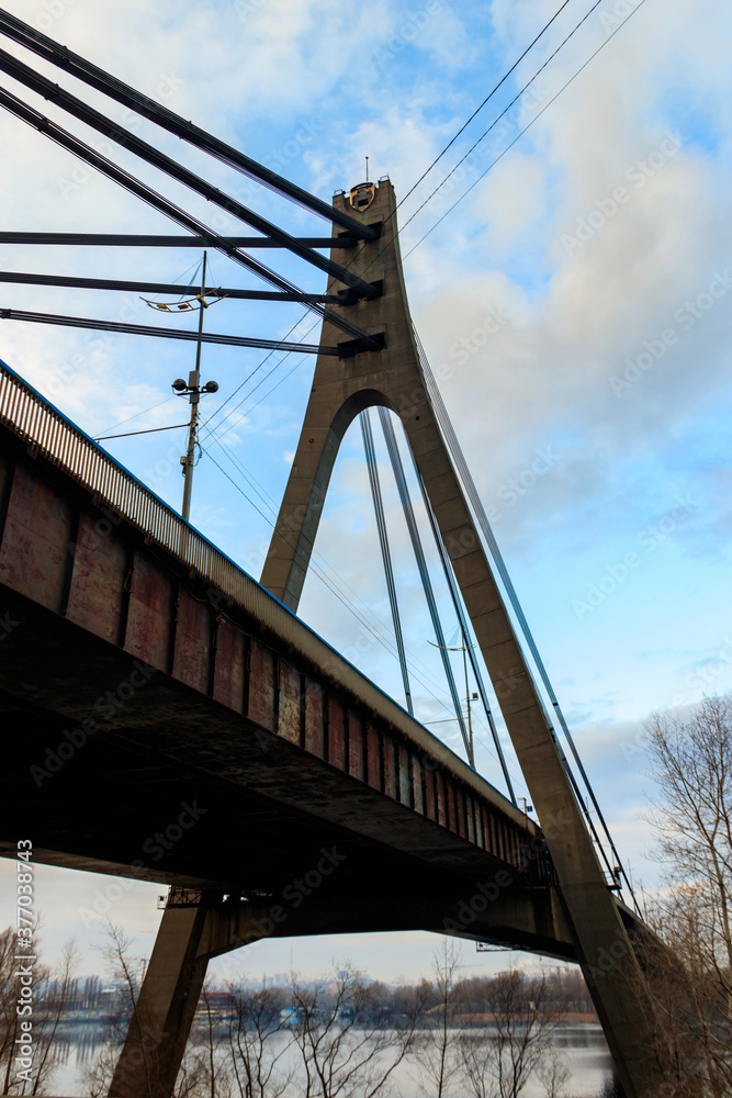 Obraz premium North bridge (Moscow bridge) across the Dnieper river in Kiev, Ukraine