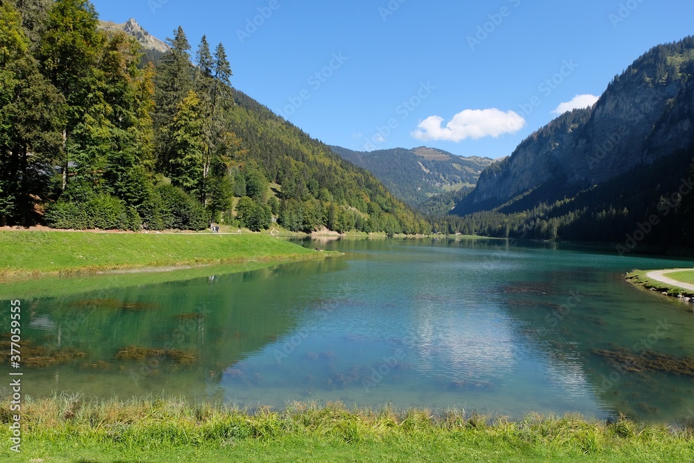 Lac de Montriond dans les Alpes françaises en Haute-Savoie