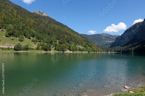 Lac de Montriond dans les Alpes françaises en Haute-Savoie