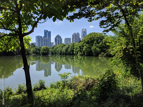 Fotografía Atlanta skyline from across the lake in Piedmont Park, Georgia, USA