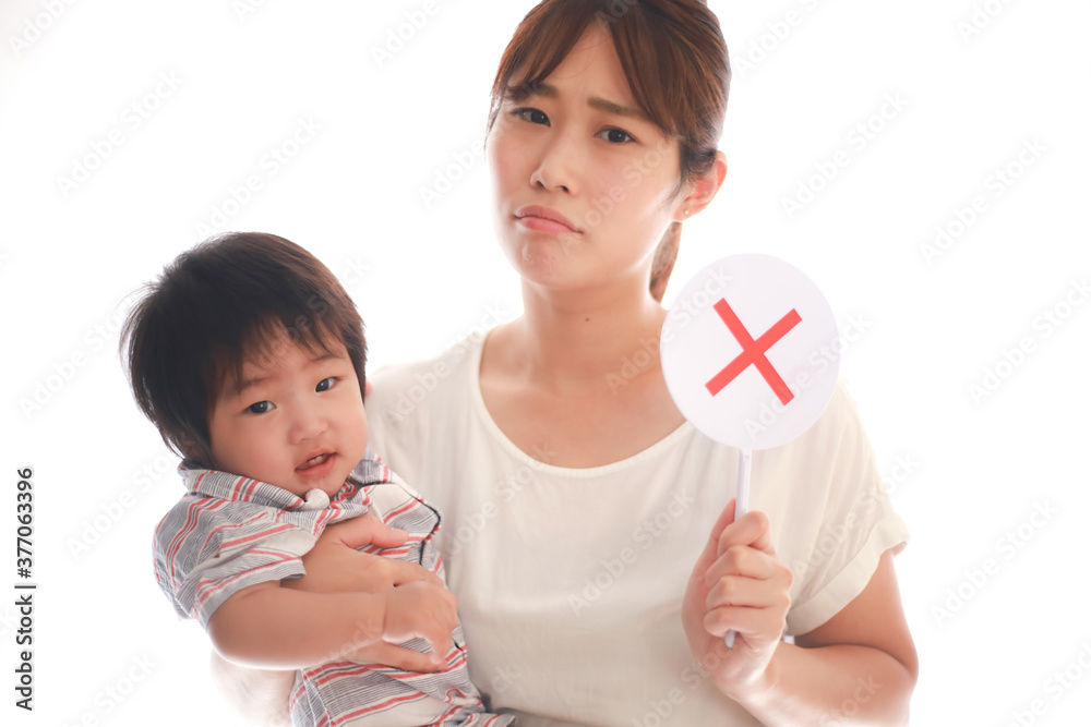 ×の札を持つ母親 ×の札を持つ母親