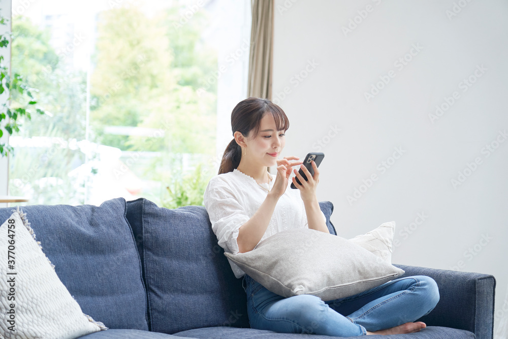 スマートフォンを使う女性 スマートフォンを使う女性